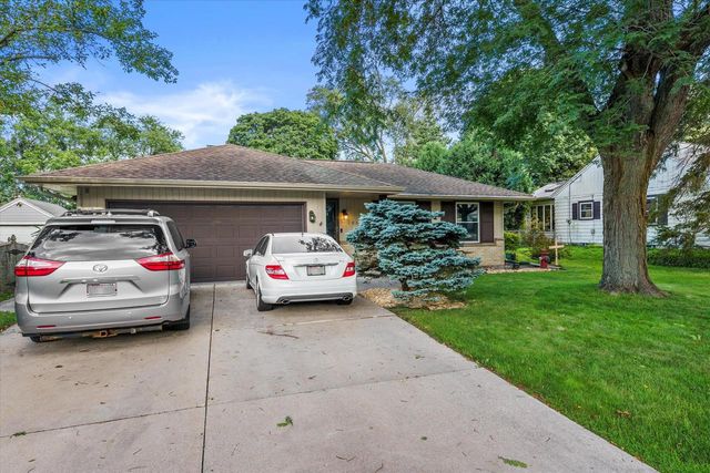 625 N Hine AVENUE, Waukesha, WI 53188
