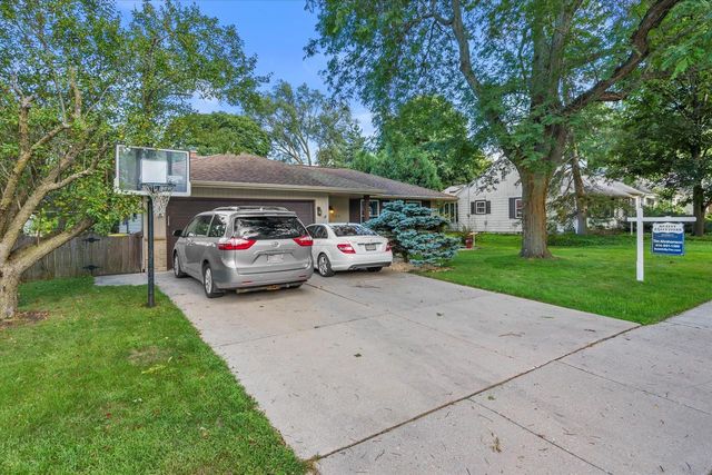 625 N Hine AVENUE, Waukesha, WI 53188