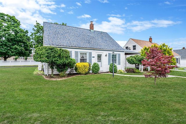 75 Gun Lane, Levittown, NY 11756
