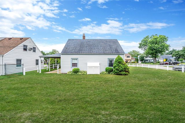 75 Gun Lane, Levittown, NY 11756