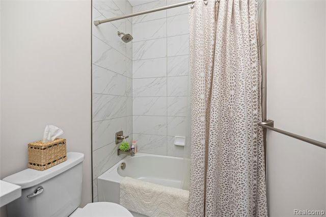 6506 Legacy Woods Trail, West Bloomfield, MI 48322