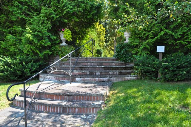 91 Windward Lane, Bristol, RI 02809