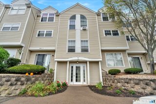 2390 State Street 2i, Hamden, CT 06517