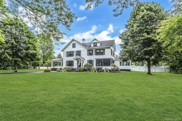 75 S Penataquit Avenue, Bay Shore, NY 11706