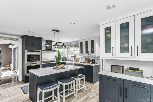 75 S Penataquit Avenue, Bay Shore, NY 11706