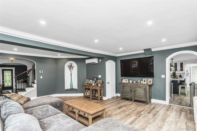 75 S Penataquit Avenue, Bay Shore, NY 11706