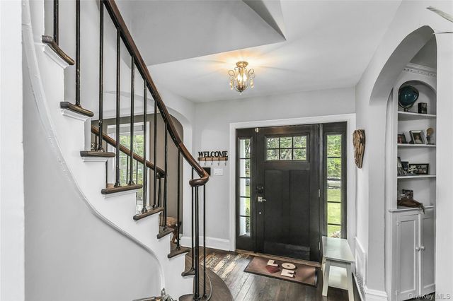 75 S Penataquit Avenue, Bay Shore, NY 11706