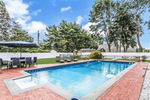 75 S Penataquit Avenue, Bay Shore, NY 11706