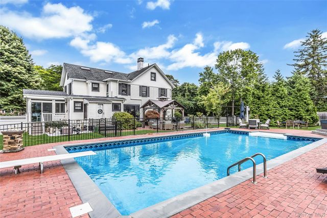 75 S Penataquit Avenue, Bay Shore, NY 11706