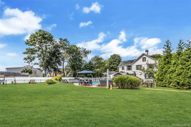 75 S Penataquit Avenue, Bay Shore, NY 11706
