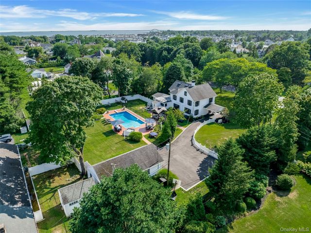 75 S Penataquit Avenue, Bay Shore, NY 11706