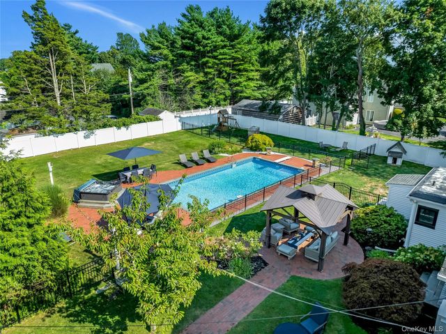 75 S Penataquit Avenue, Bay Shore, NY 11706