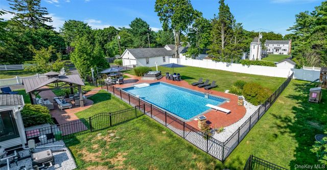 75 S Penataquit Avenue, Bay Shore, NY 11706