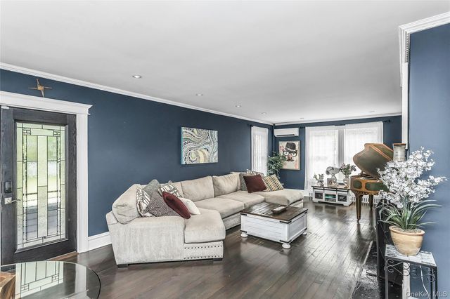 75 S Penataquit Avenue, Bay Shore, NY 11706