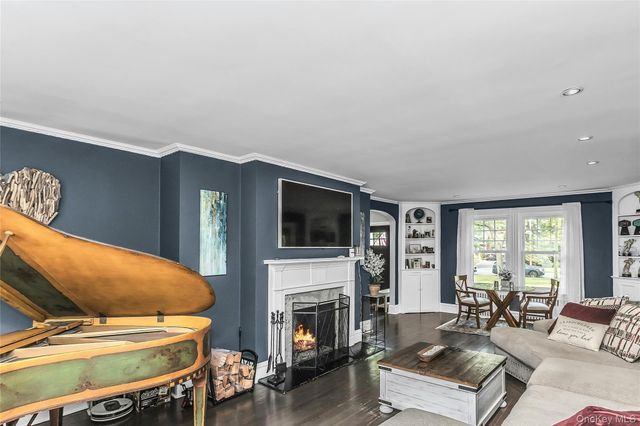 75 S Penataquit Avenue, Bay Shore, NY 11706