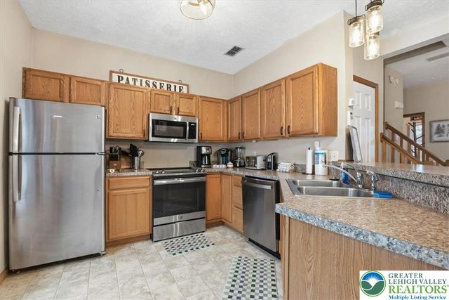 112 High Mountain Lane, Pocono Twp, PA 18372