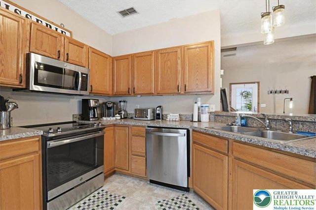 112 High Mountain Lane, Pocono Twp, PA 18372