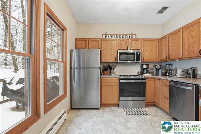 112 High Mountain Lane, Pocono Twp, PA 18372