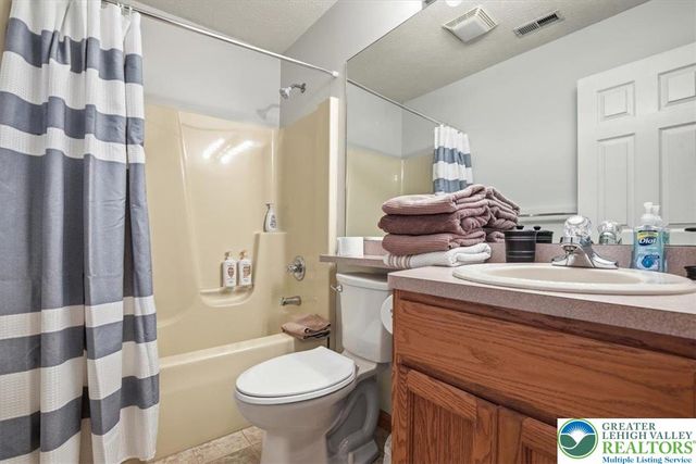 112 High Mountain Lane, Pocono Twp, PA 18372