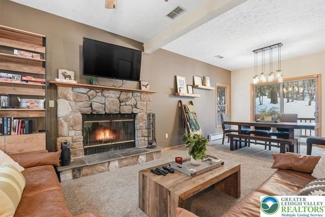 112 High Mountain Lane, Pocono Twp, PA 18372