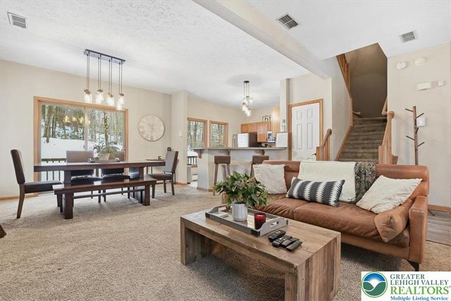 112 High Mountain Lane, Pocono Twp, PA 18372