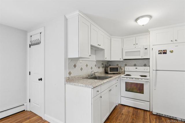 162 Stuyvesant Road, Oakdale, NY 11769