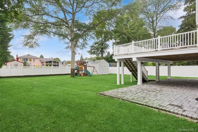 162 Stuyvesant Road, Oakdale, NY 11769