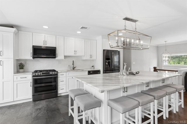 162 Stuyvesant Road, Oakdale, NY 11769