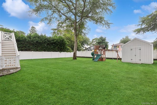 162 Stuyvesant Road, Oakdale, NY 11769