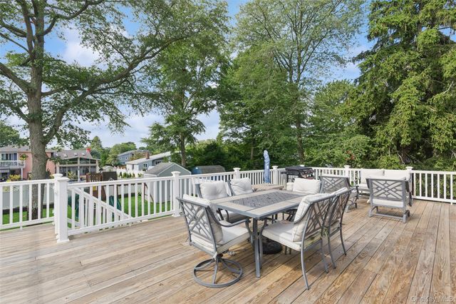 162 Stuyvesant Road, Oakdale, NY 11769