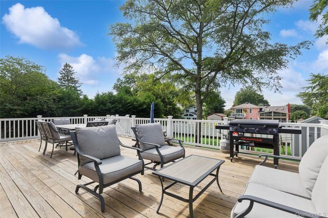 162 Stuyvesant Road, Oakdale, NY 11769