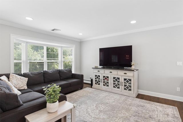 162 Stuyvesant Road, Oakdale, NY 11769