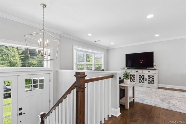 162 Stuyvesant Road, Oakdale, NY 11769