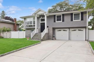 162 Stuyvesant Road, Oakdale, NY 11769