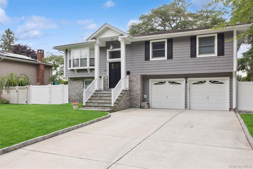 162 Stuyvesant Road, Oakdale, NY 11769