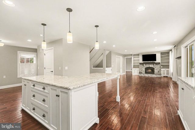 1227 W TRINDLE RD, Mechanicsburg, PA 17055