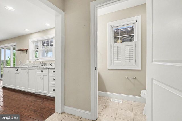 1227 W TRINDLE RD, Mechanicsburg, PA 17055