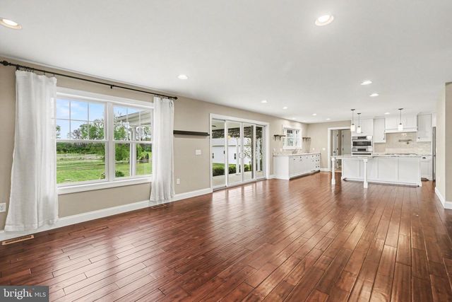 1227 W TRINDLE RD, Mechanicsburg, PA 17055