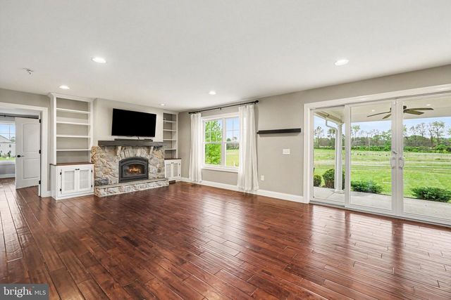 1227 W TRINDLE RD, Mechanicsburg, PA 17055