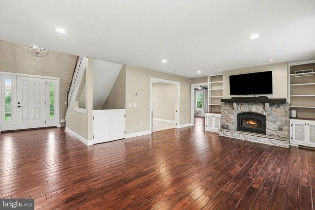1227 W TRINDLE RD, Mechanicsburg, PA 17055