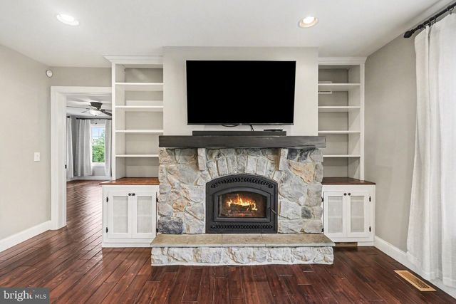 1227 W TRINDLE RD, Mechanicsburg, PA 17055
