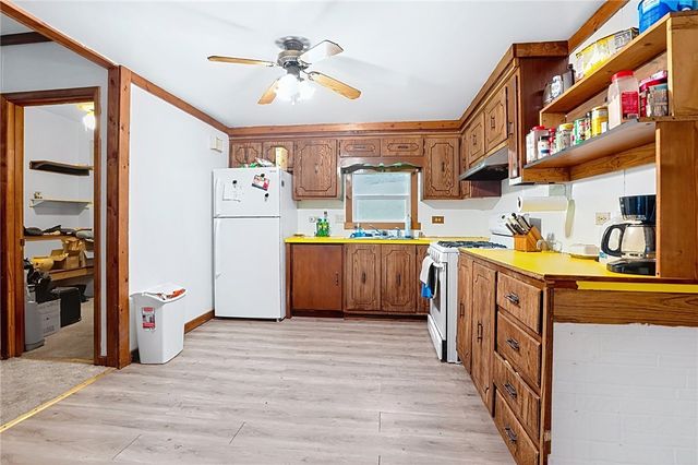158 Renfrew Rd, Penn Twp, PA 16053