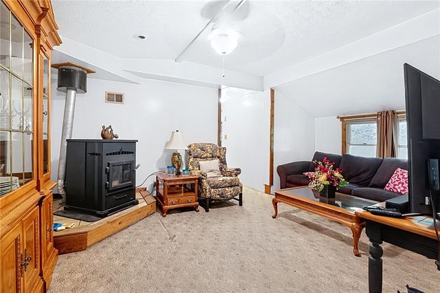 158 Renfrew Rd, Penn Twp, PA 16053