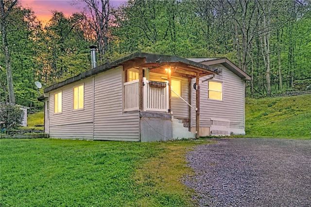 158 Renfrew Rd, Penn Twp, PA 16053