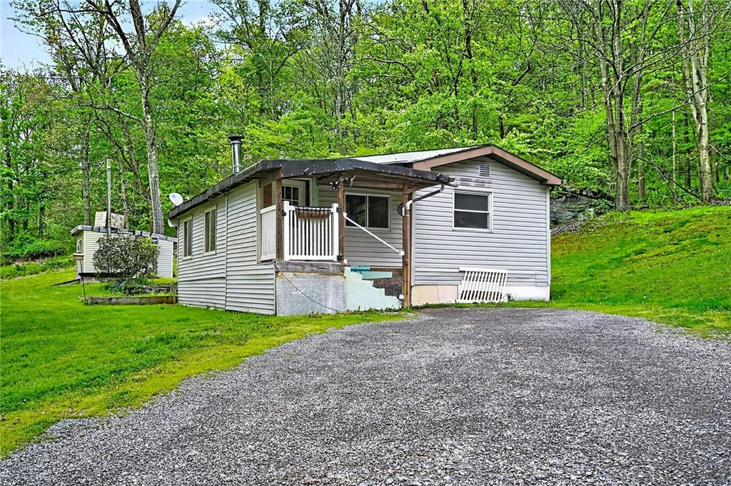 158 Renfrew Rd, Penn Twp, PA 16053