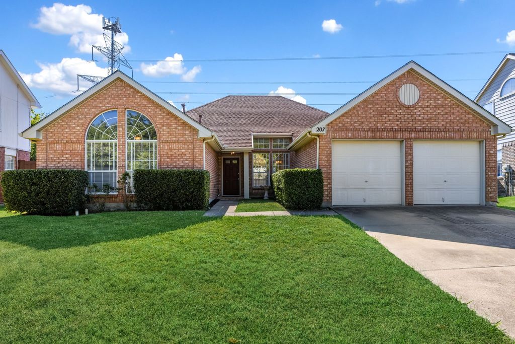 207 Crane Drive, Grand Prairie, TX 75052