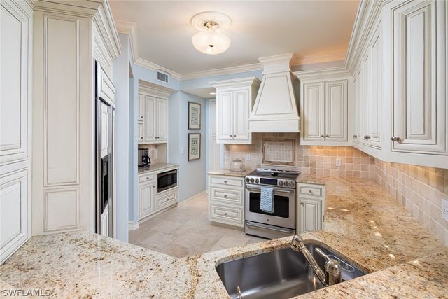 410 Flagship 1104, Naples, FL 34108