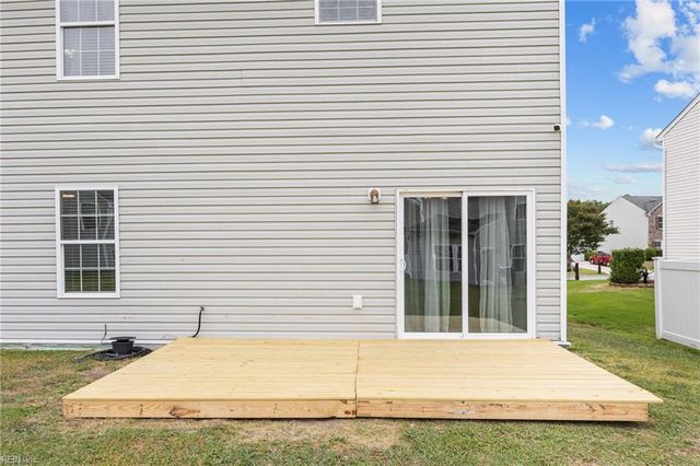 242 Hawksbill LN, Newport News, VA 23601