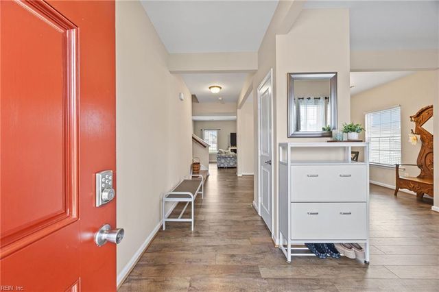 242 Hawksbill LN, Newport News, VA 23601