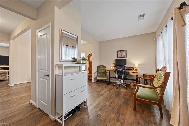 242 Hawksbill LN, Newport News, VA 23601